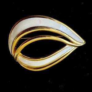 Vintage Monet Womens Brooch Gold Tone Enamel Leaf Signed